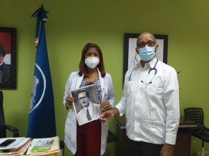 Lee más sobre el artículo Doctora Pineda agradece entrega de fotos pasados directores del HRDLCL