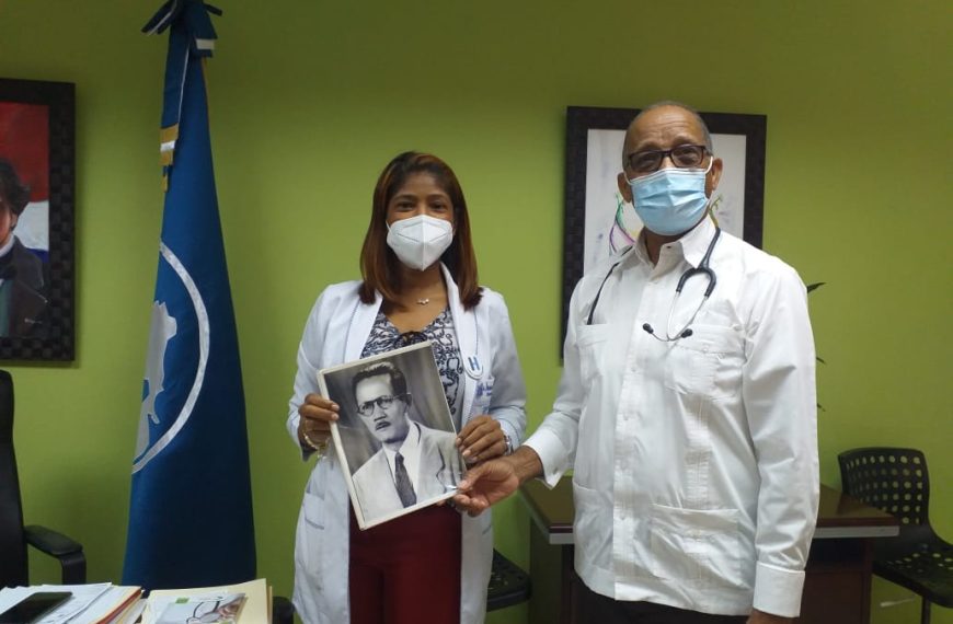 Doctora Pineda agradece entrega de fotos pasados directores del HRDLCL