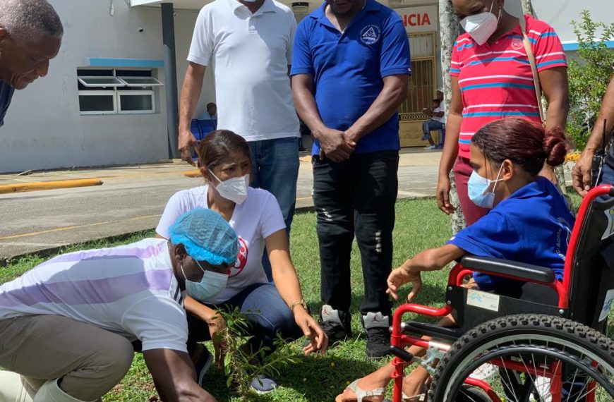 Hospital Rodolfo celebra Día del Medio Ambiente sembrando flor nacional de RD