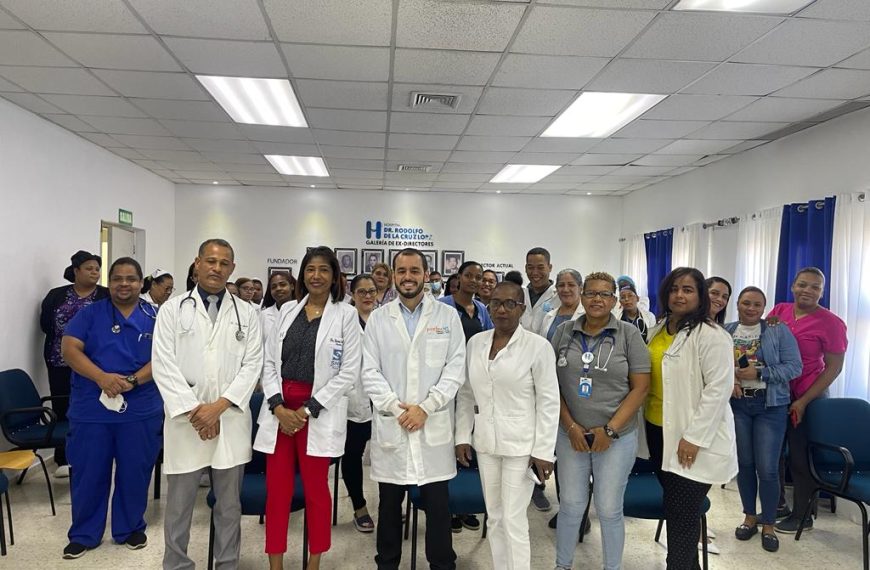 Neumólogo dicta charla en Hospital Dr. Rodolfo de la Cruz Lora￼