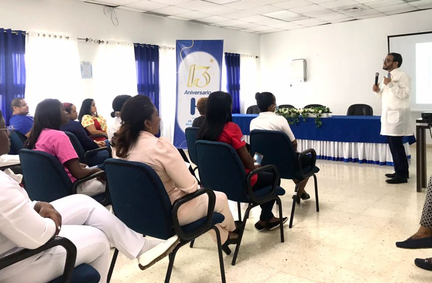 El hospital Rodolfo de la Cruz Lora (HRDLCL) continuó este miércoles con la «Charla sobre tuberculosis», impartida por el neumólogo Wilmy Nuñez.