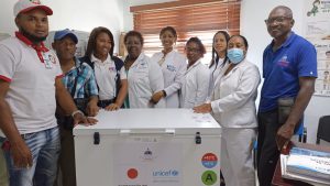 Lee más sobre el artículo Hospital Rodolfo recibió donación de un freezer para mejor control de vacunas