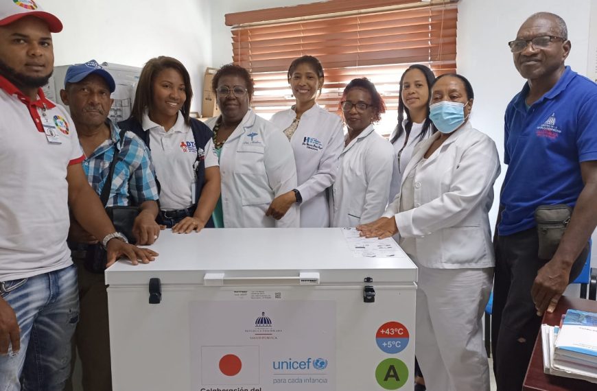 Hospital Rodolfo recibió donación de un freezer para mejor control de vacunas