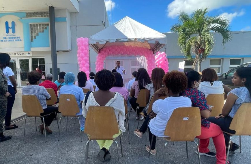 Personal del HRDLCL conmemora el ”Día Mundial Contra el Cáncer de Mama” con una charla y un zumbatón