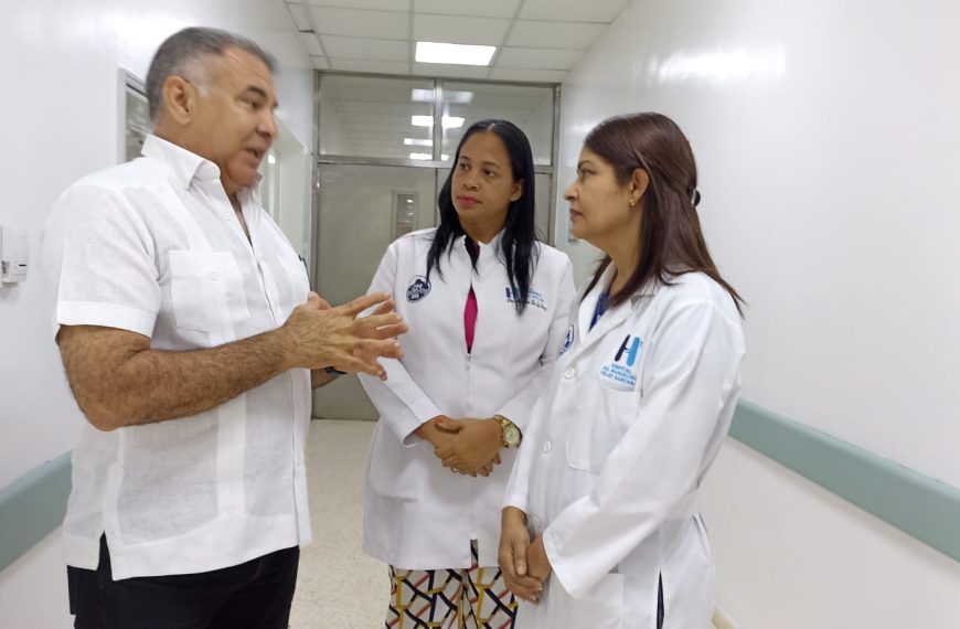 El Hospital Rodolfo recibe visita del Doctor Martin Ortiz.