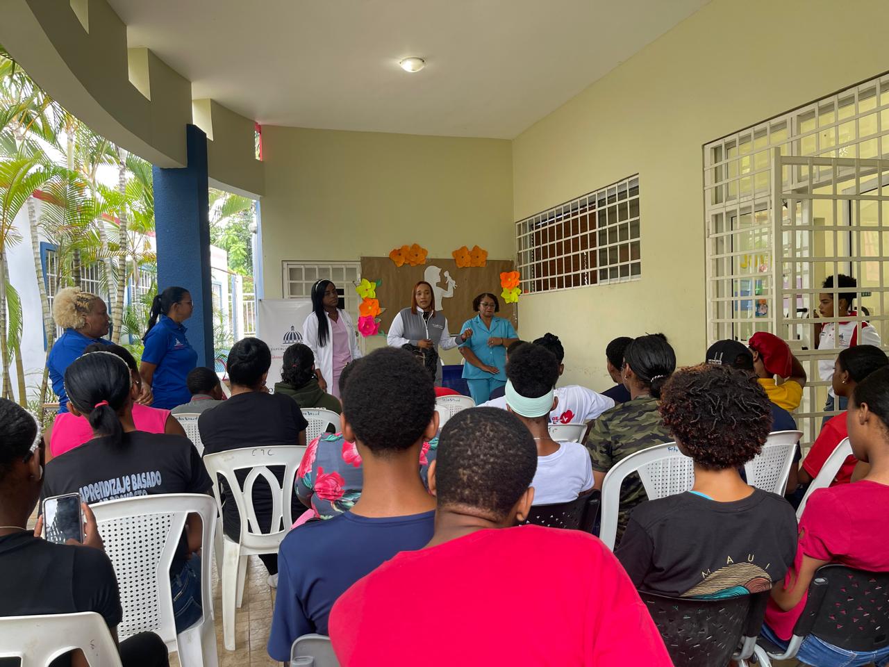 En este momento estás viendo HRDLCL imparte charla con personas adolescentes del CTC de Pedro Brand