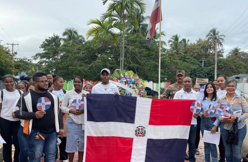 HRDLCL conmemora el 212 aniversario de Juan Pablo Duarte con entrega de ofrenda floral