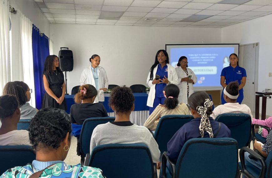 Unidad de Adolescentes del HRDLCL imparte charla “Conócete a ti mismo” con dinámicas interactivas