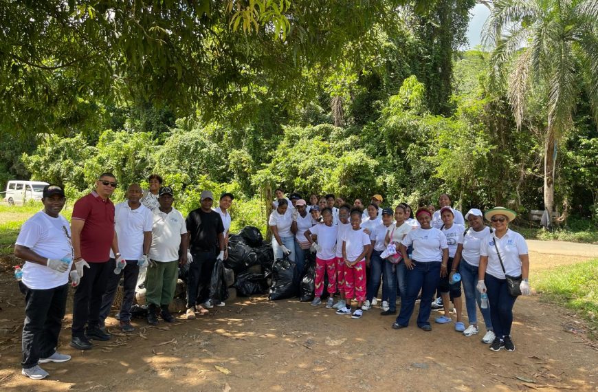 Personal del Hospital Rodolfo de la Cruz Lora realiza jornada de limpieza en el río Higüero