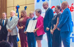 Lee más sobre el artículo Hospital Rodolfo felicita a la periodista Elsa Bello por reconocimiento del CDP