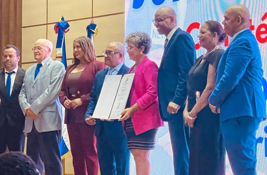 Hospital Rodolfo felicita a la periodista Elsa Bello por reconocimiento del CDP