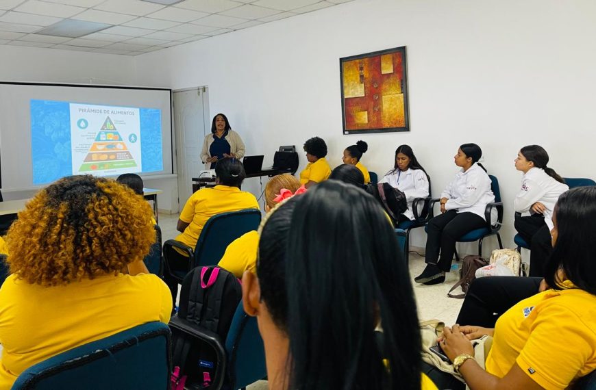 Departamento de Nutrición del Hospital Rodolfo imparte charla sobre la importancia de alimentación saludable y consciente