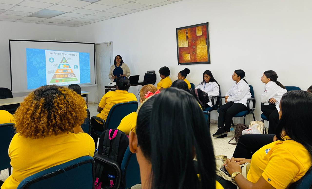 En este momento estás viendo Departamento de Nutrición del Hospital Rodolfo imparte charla sobre la importancia de alimentación saludable y consciente
