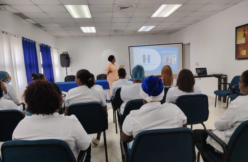 Departamento de Nutrición del HRDLCL realiza taller sobre cuidados de enfermería en terapias nutricionales enteral y parenteral