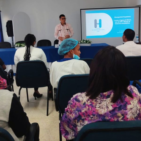 Hospital fortalece la bioseguridad con charla dirigida al personal de servicios generales
