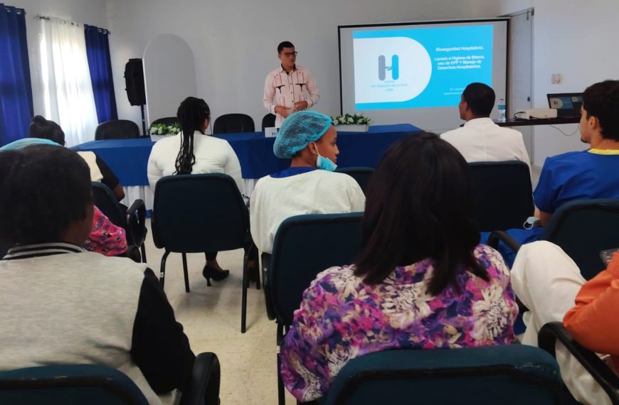 Hospital fortalece la bioseguridad con charla dirigida al personal de servicios generales