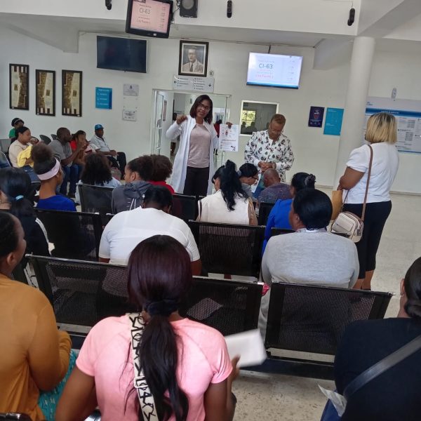 Departamento de nutrici&oacute;n del HRDLCL promueve h&aacute;bitos saludables en el Dia mundial la Obesidad