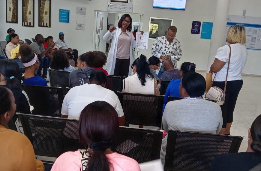 Departamento de nutrici&oacute;n del HRDLCL promueve h&aacute;bitos saludables en el Dia mundial la Obesidad