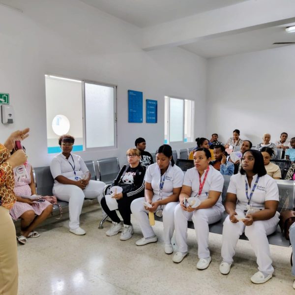 Hospital Rodolfo conmemora el D&iacute;a de la Mujer con charla &ldquo;Risas y Rosas&rdquo;