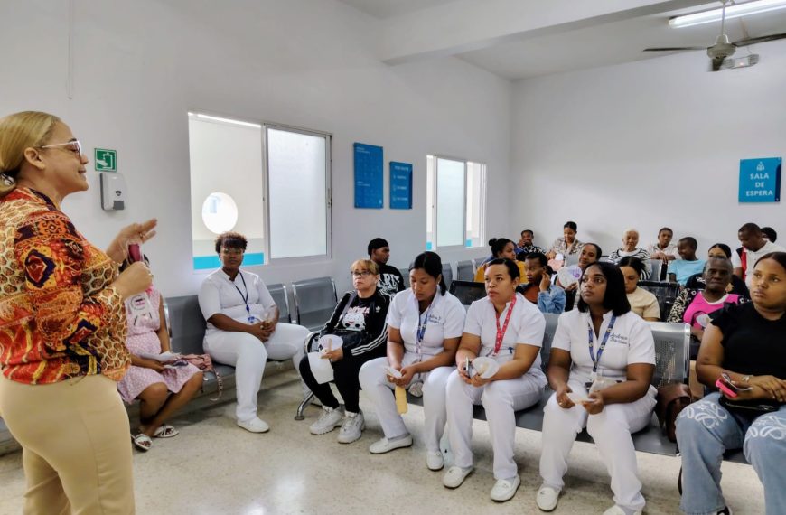 Hospital Rodolfo conmemora el D&iacute;a de la Mujer con charla &ldquo;Risas y Rosas&rdquo;