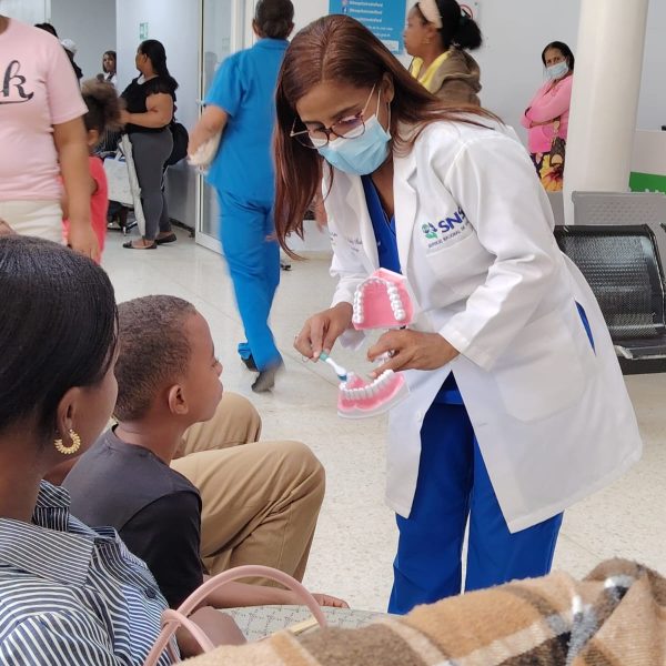 Departamento de Odontolog&iacute;a del HRDLCL orienta a usuarios sobre higiene oral