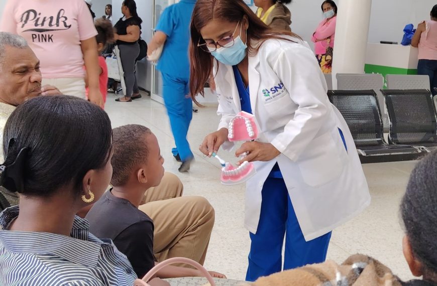 Departamento de Odontolog&iacute;a del HRDLCL orienta a usuarios sobre higiene oral