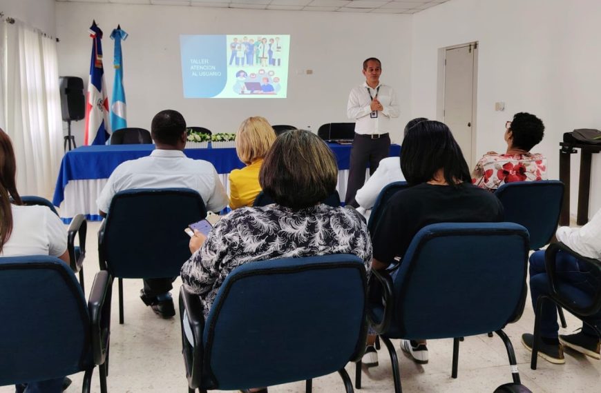 Hospital Dr. Rodolfo de la Cruz Lora imparte curso-taller sobre Atenci&oacute;n al Usuario